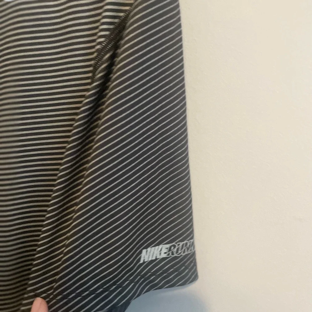 NIKE‎ Dri-fit striped pattern t-shirt SIZE medium